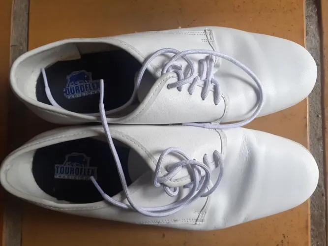 Par de sapatos brancos número 38