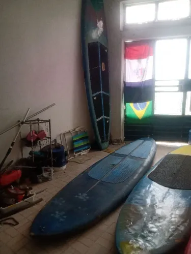 três pranchas de Sup