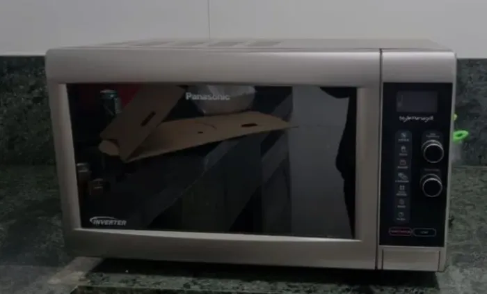 Micro-ondas Panasonic 27l todo em inox