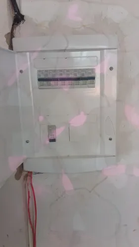 Eletricista de quadro de distribuição