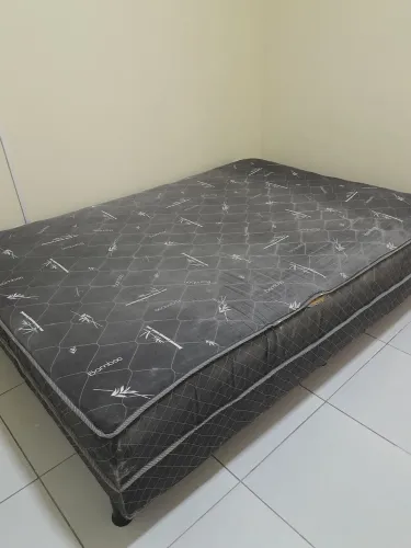 Cama de casal usada.