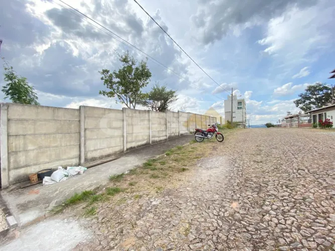 Terreno à Venda com 360m² no Bairro Santa Marta em Divinópolis MG.