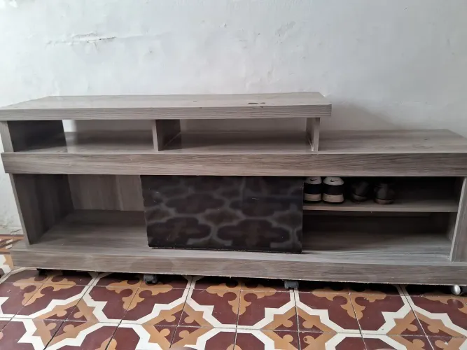 Rack para TV com Nichos, Porta de Correr e Rodinhas