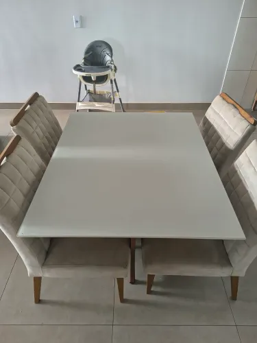 Mesa de vidro 4 cadeira com estofado