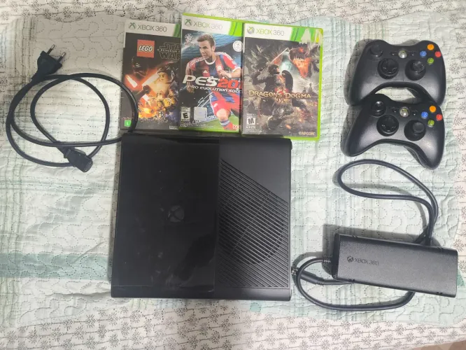 Xbox 360 super slim com fonte bivolt e três jogos originais , 2 controles originais