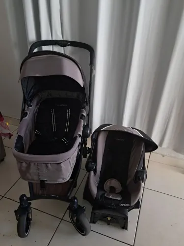 Carrinho de bebê Kidoo com bebê conforto