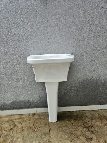 Tanque de louça de 57cm largura.