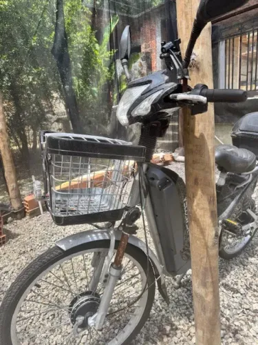 Bicicleta Elétrica Veloster 800W cor preta (semi-nova)