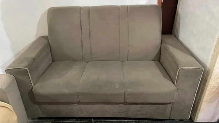 Sofá três lugares valor 150,00