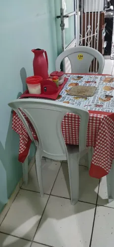 Mesa plástica com 3 cadeiras