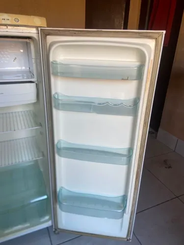 Venda de 1 geladeira, 450,00. Chamar *