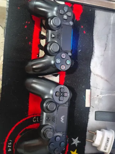PS4 com dois controles 1 TB em perfeitas condições com nove jogos na memória