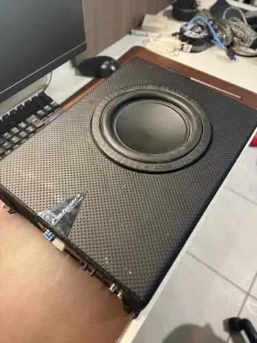 Caixa de grave slim amplificada Falcon 200W Rms 8 polegadas