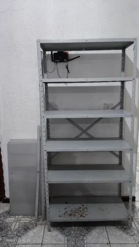 Prateleira de metal 