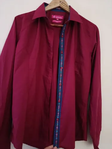 Camisa  na cor vinho Dudalina. Tamanho 46