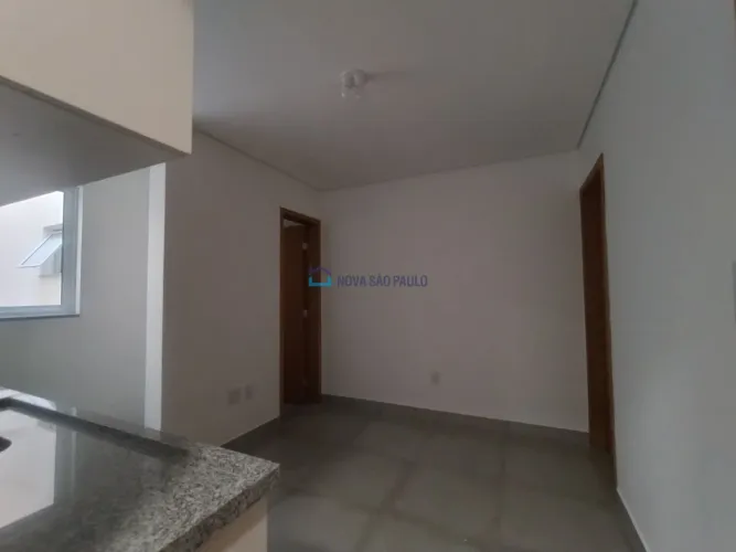 Apartamento com 01 dormitórios, sala ,banheiro, cozinha com armário, área de serviço colet