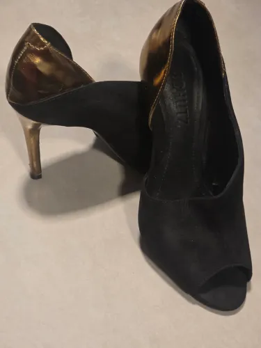 Vendo sandália Shutz excelente estado R$ 50,00.
