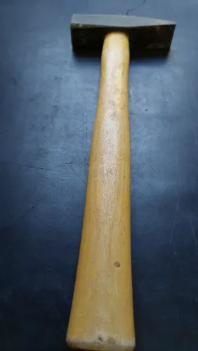 Martelo de pena, 500g, comumente usado para moldar metal ou golpear talhadeiras