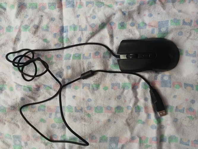 Fone de ouvido, mouse pad e mouse