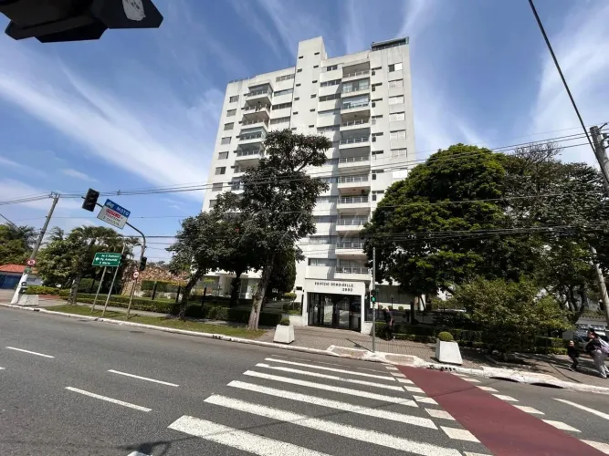Apartamento na Avenida Braz Leme 140 m², 3 suítes e 2 vagas fixas, com sacada.