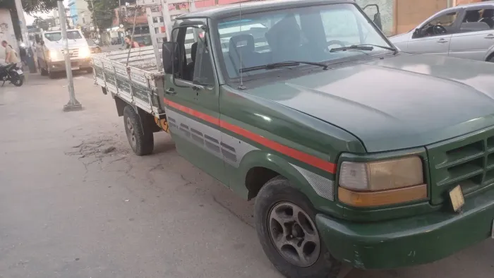 F1000 inteira anda bem, gostosa de anda . Vendo ou troco.
