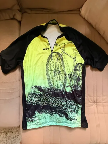 Bermuda e blusa ciclismo masculino