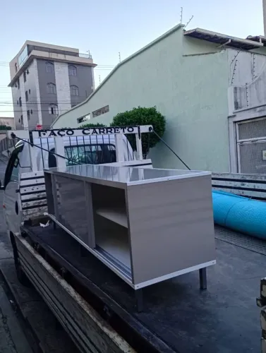 Rack móvel feito com MDF pes metálico