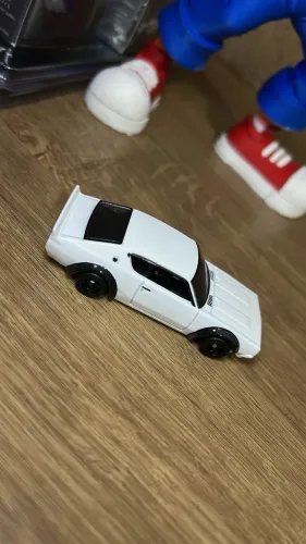 Hot Wheels Premium Nissan Skyline 2000GT-R LBWK na cor branca