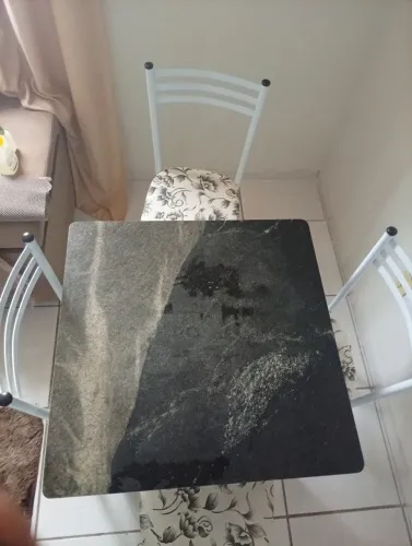 Mesa com tampo de granito