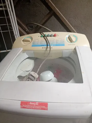 Vendo 2 máquina de lavar roupa 1brastemp e outra Eletrolux com defeito uma não centrifuga