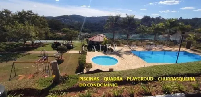 Terreno 585m2 em condomínio fechado, lazer, acesso pela cidade e pela Rod. Fernão Dias