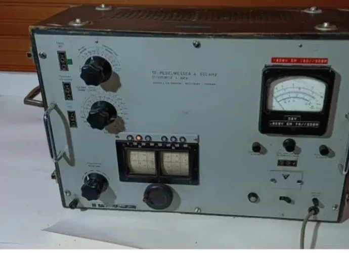 Raro instrumento valvulado medidor de frequência. Wanderley Golterman