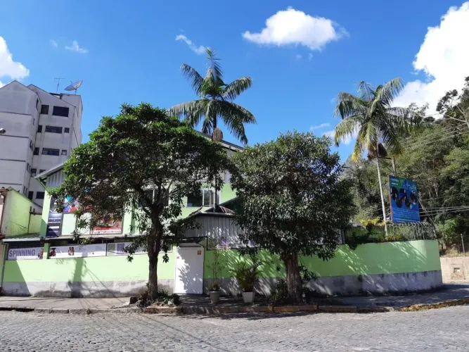 Prédio comercial em esquina no Centro