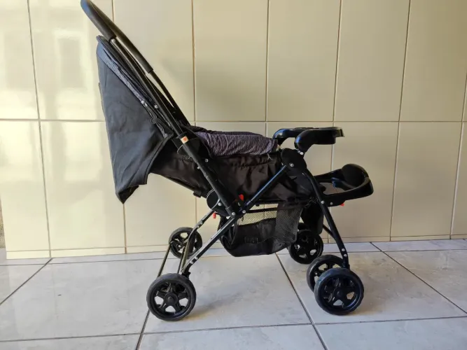 Carrinho completo Cosco tipo berço com bebê conforto
