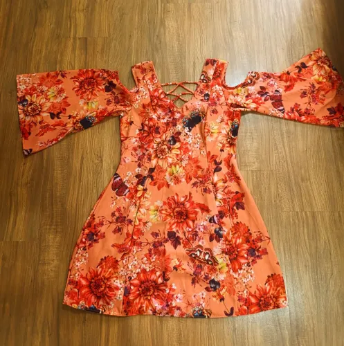 Vestido com mangás longas, largas e com estampa "asiática".