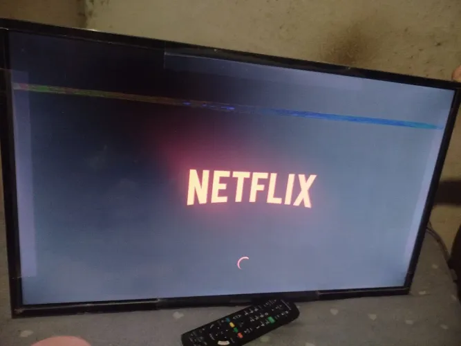 Vende-se televisão ( Tem um risco na tela).