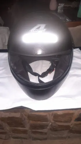 Capacete preto tamanho 56