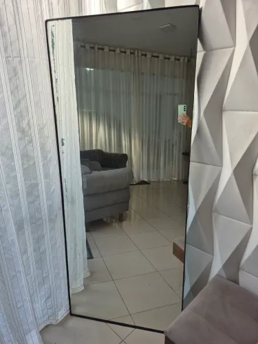 Espelho com borda em couro