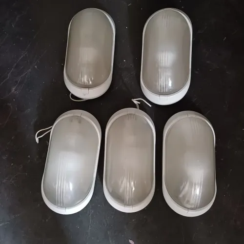 Cinco  luminárias.