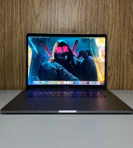 MacBook Pro A1707 i7 16GB 2TB SSD | GPU Dedicada | Bateria Normal | Sem Defeitos