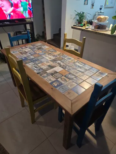 Conjunto mesa e cadeira de madeira