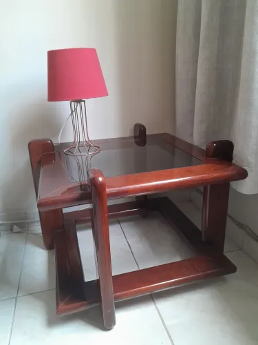 Vendo mesa de canto em madeira, design moderno