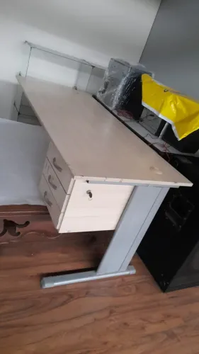 Mesa de escritório com 3 gavetas