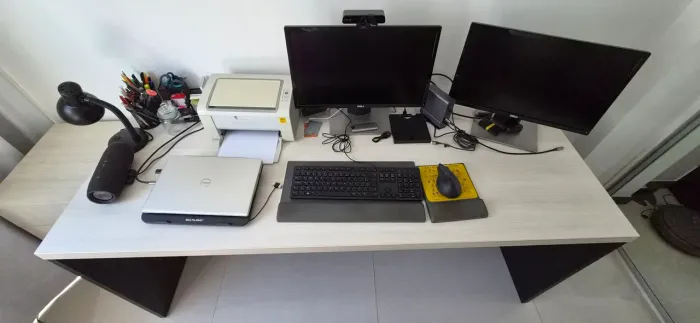 Mesa de escritório em perfeito estado