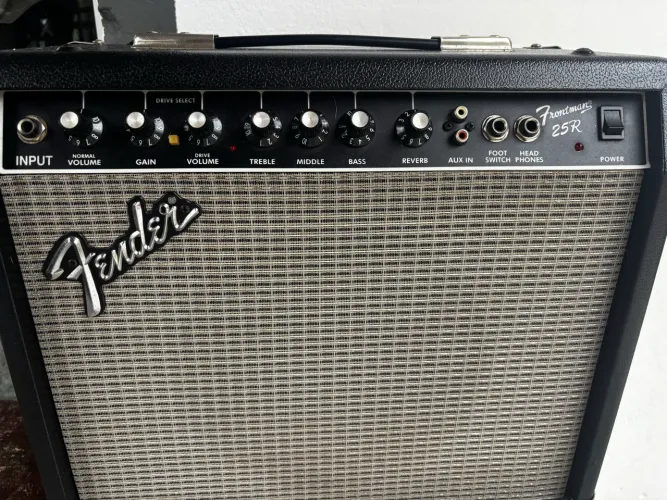 Cubo fender frontman 25r com reverb e distorção