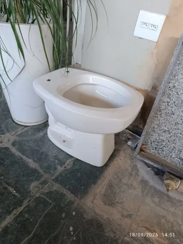 Vaso sanitário para banheiro na cor branca