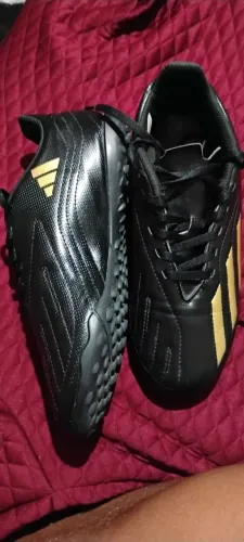 Chuteira society Adidas