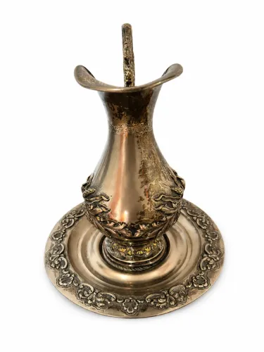 Jarro Antigo Decorativo em Metal Trabalhado com Bandeja