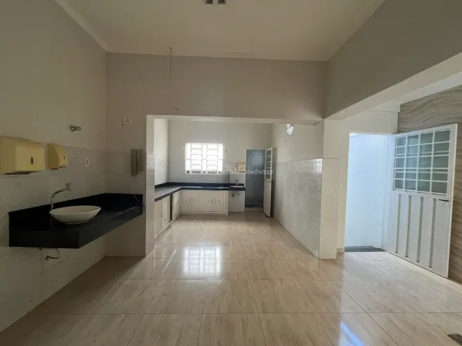 Comercial para Aluguel no Centro de Uberaba Frente, 4 Salas e 2 Vagas