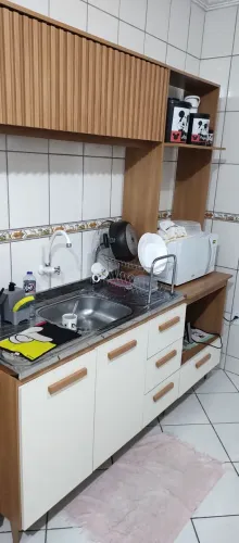 Armário de cozinha com aéreo ripado